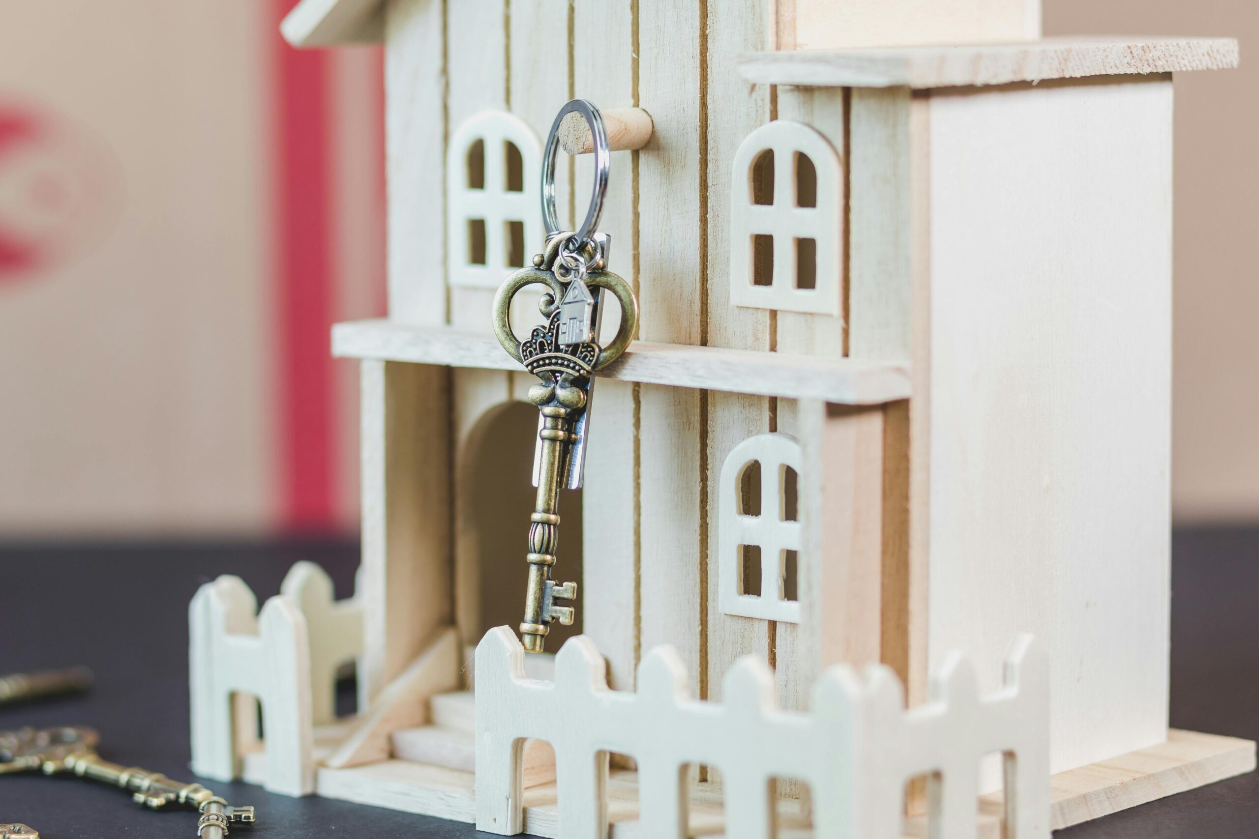 calculator and house keys representing how much house buyers can afford in Oklahoma